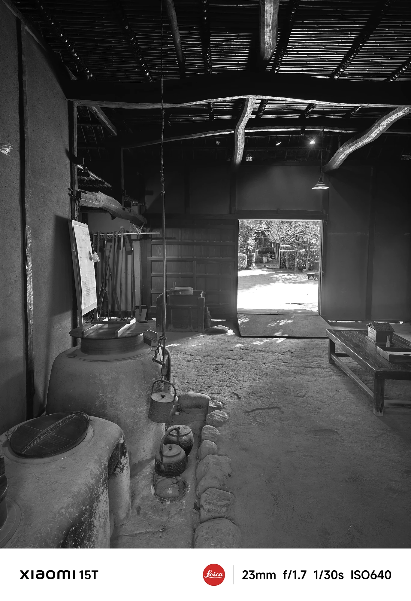 Xiaomi 15TのLeicaモノクロフィルターで撮影した古民家の土間。かまどや道具の存在感をモノクロ階調で印象的に再現