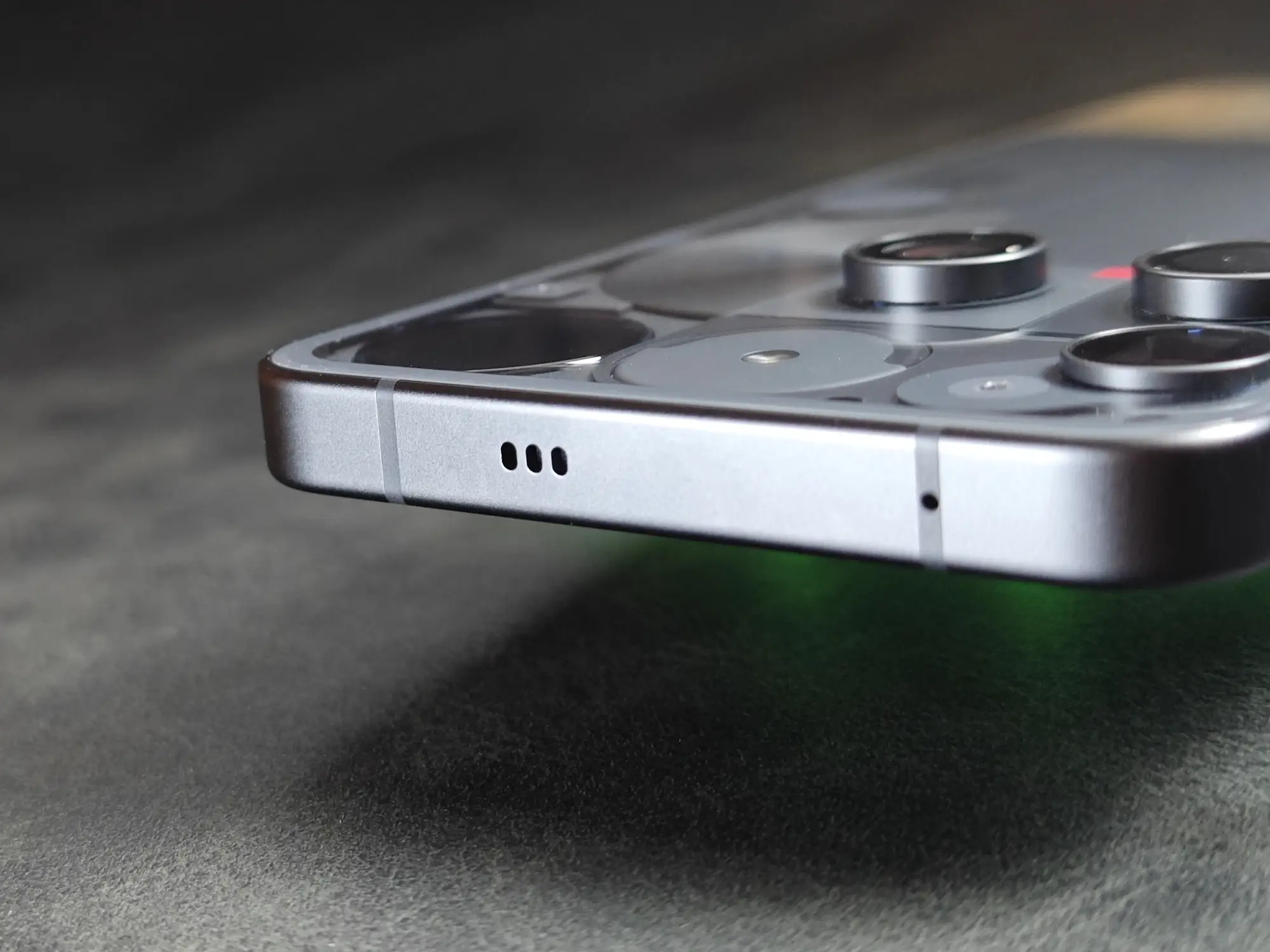 Phone（3）の上部スピーカーホール