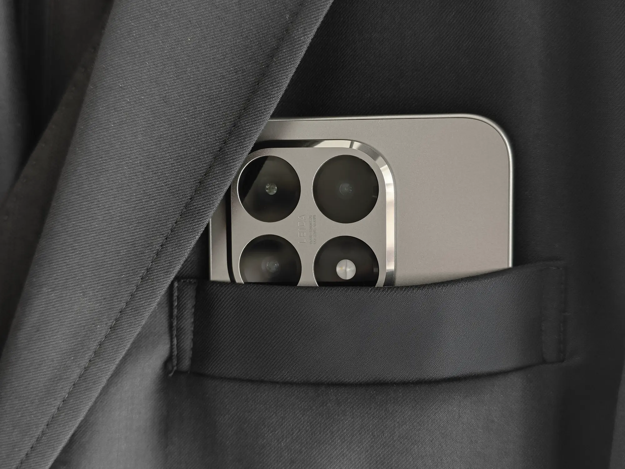 Xiaomi 15Tをジャケットのポケットに入れる