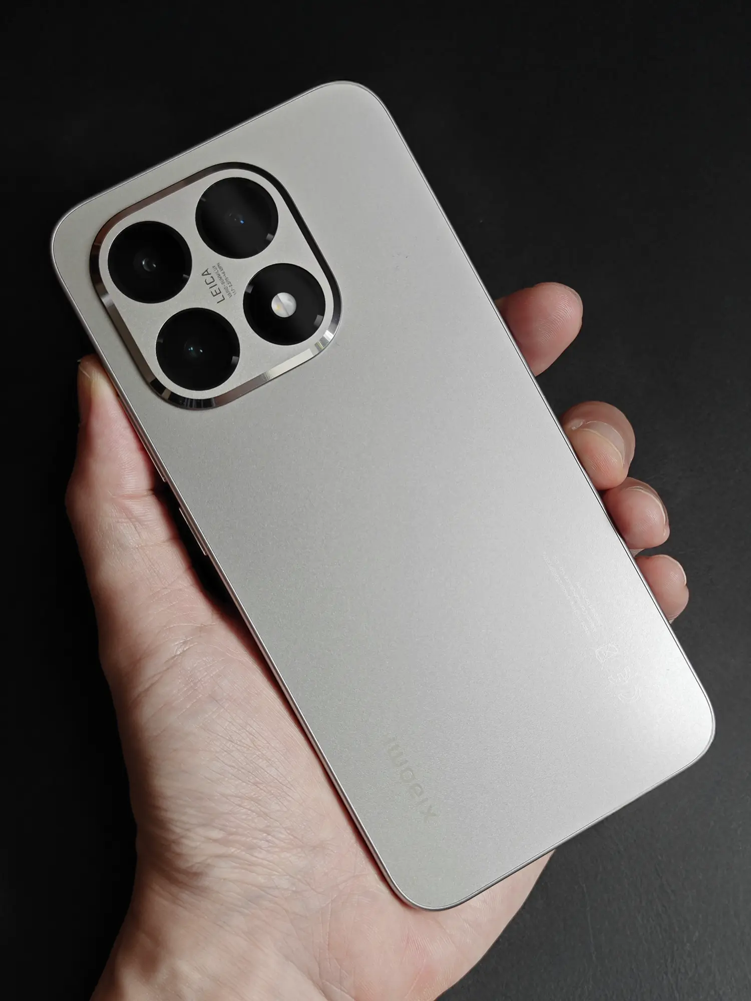 Xiaomi 15Tを斜めにして手で持つ