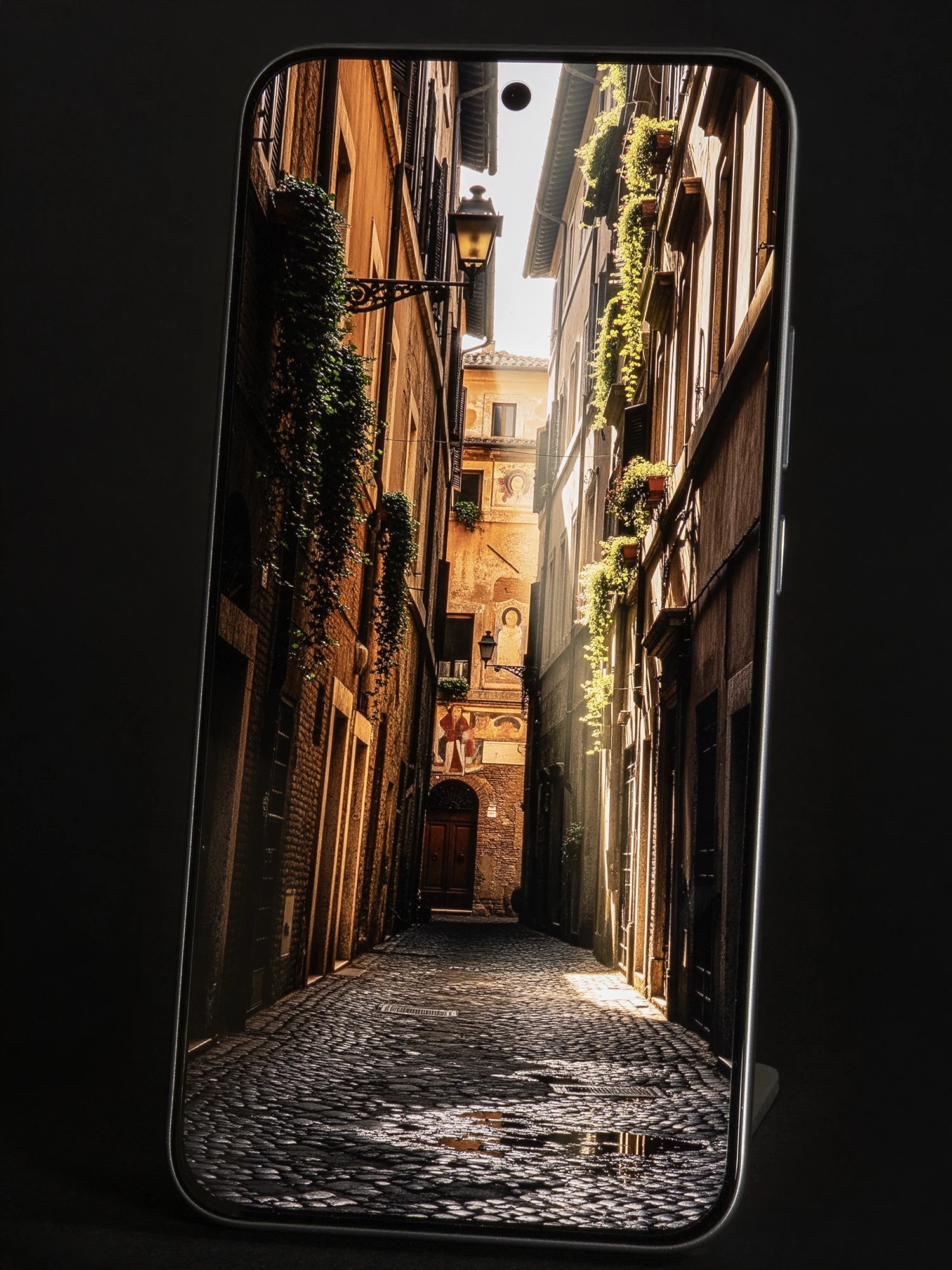 Xiaomi 15Tのディスプレイに欧州の路地裏を表示