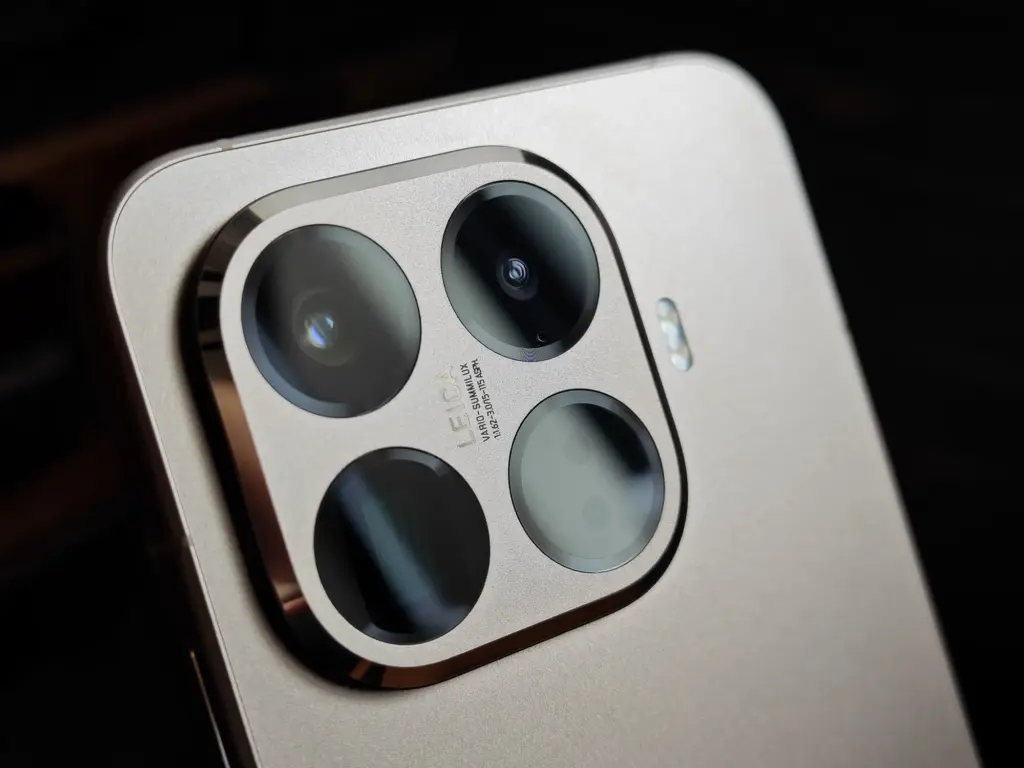 Xiaomi 15T ProのLeica監修クアッドカメラモジュールのクローズアップ