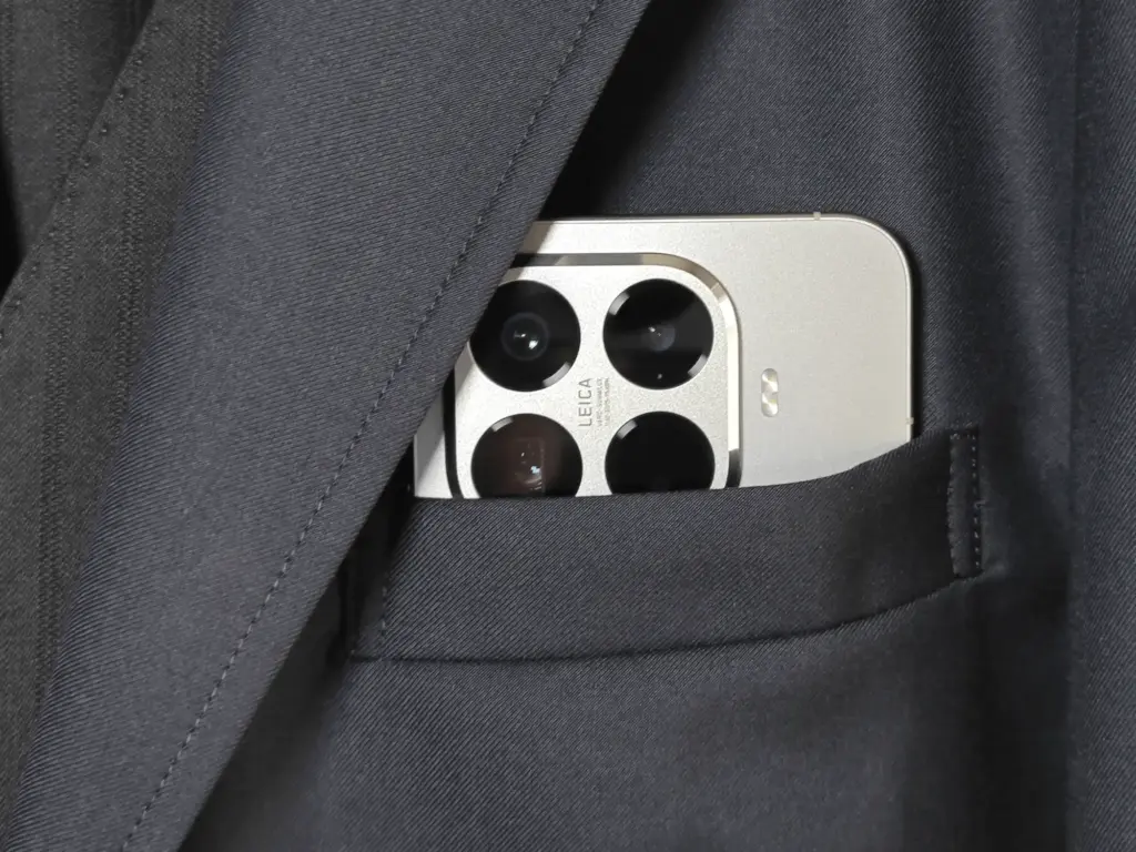 Xiaomi 15Tを内ポケットに入れたサイズ感比較カット（シルバー）
