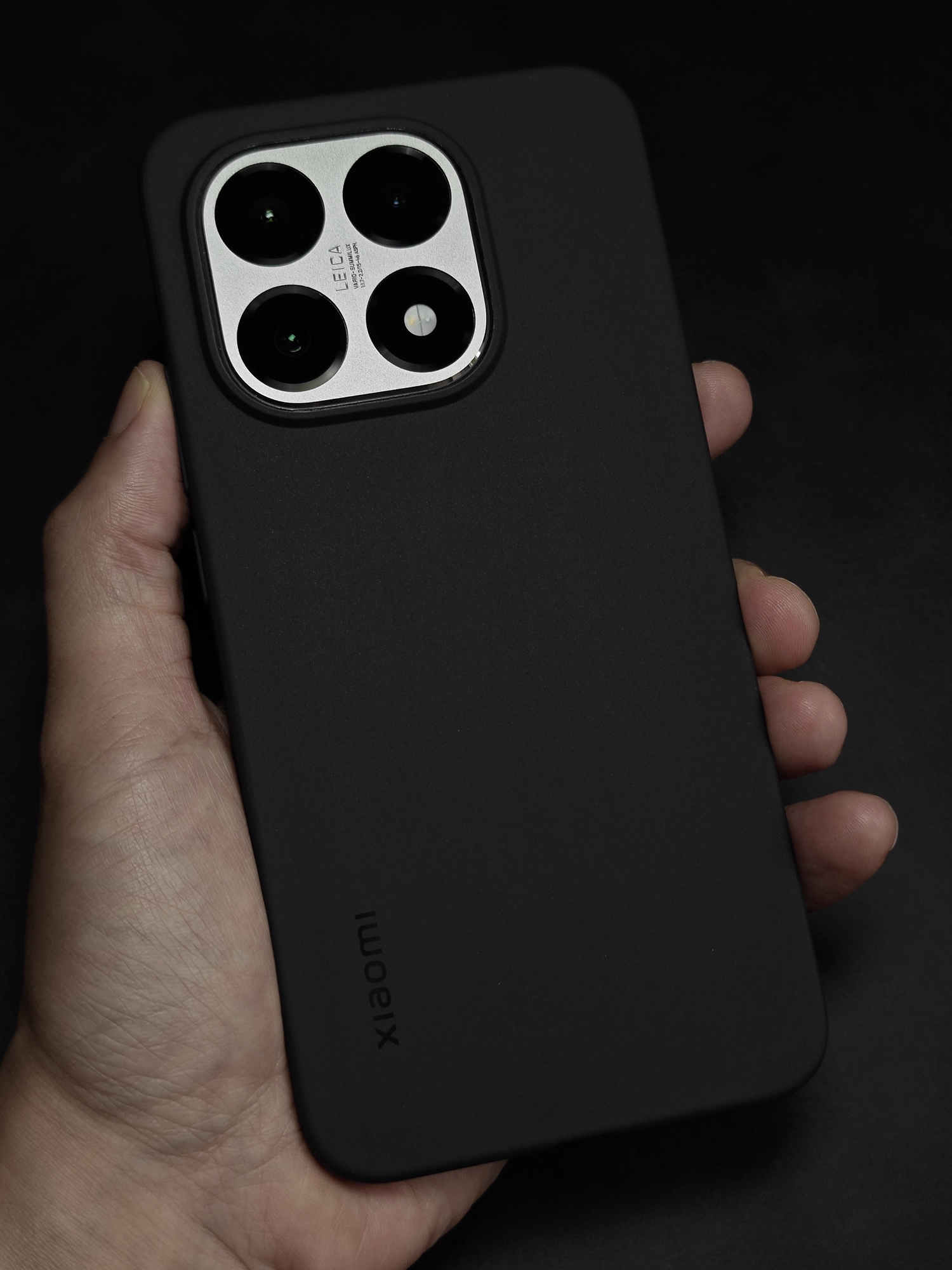 Xiaomi 15Tに付属ケースを装着して手に持って撮影