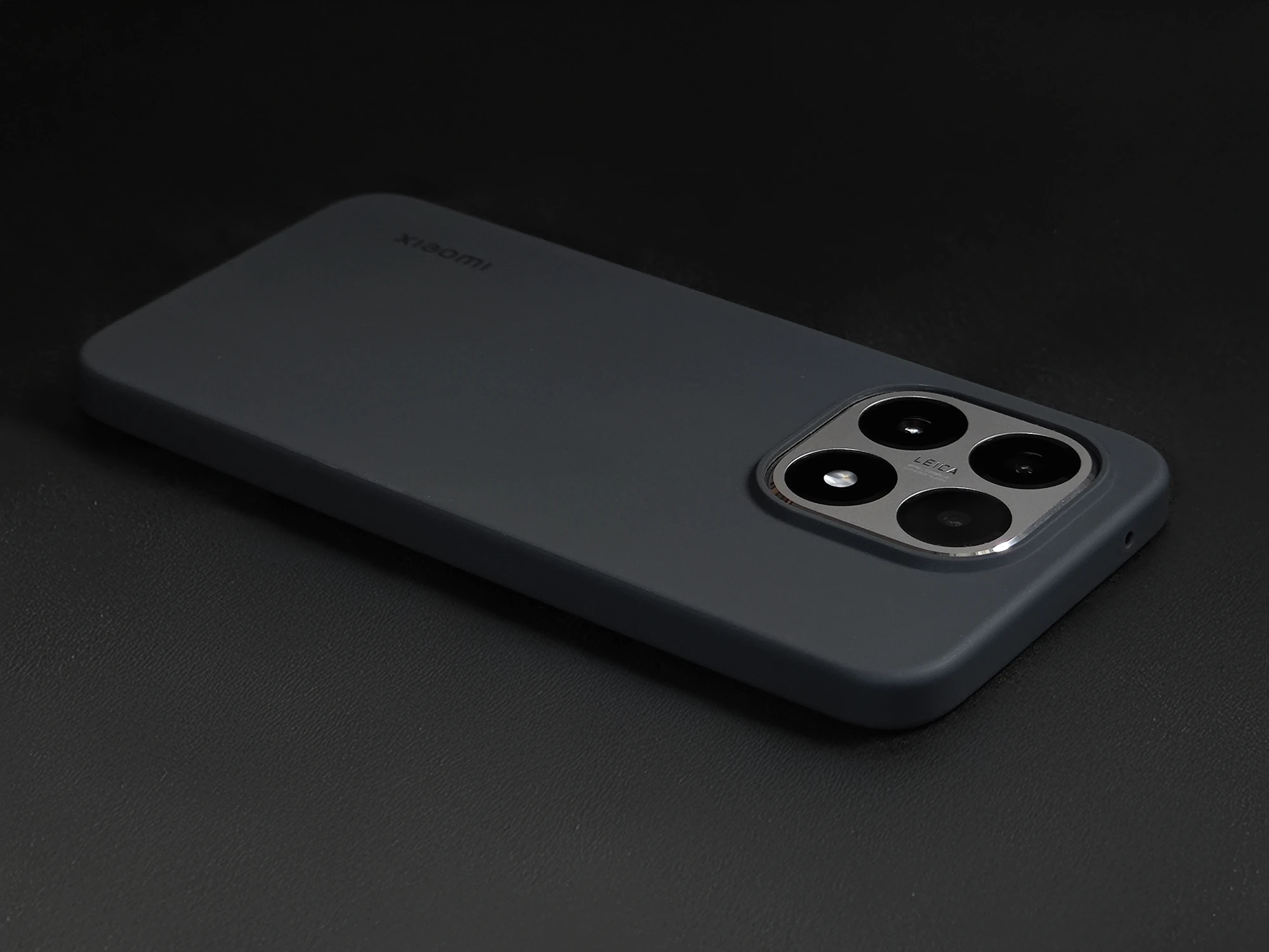 Xiaomi 15Tに付属ケースを装着して斜め上から撮影