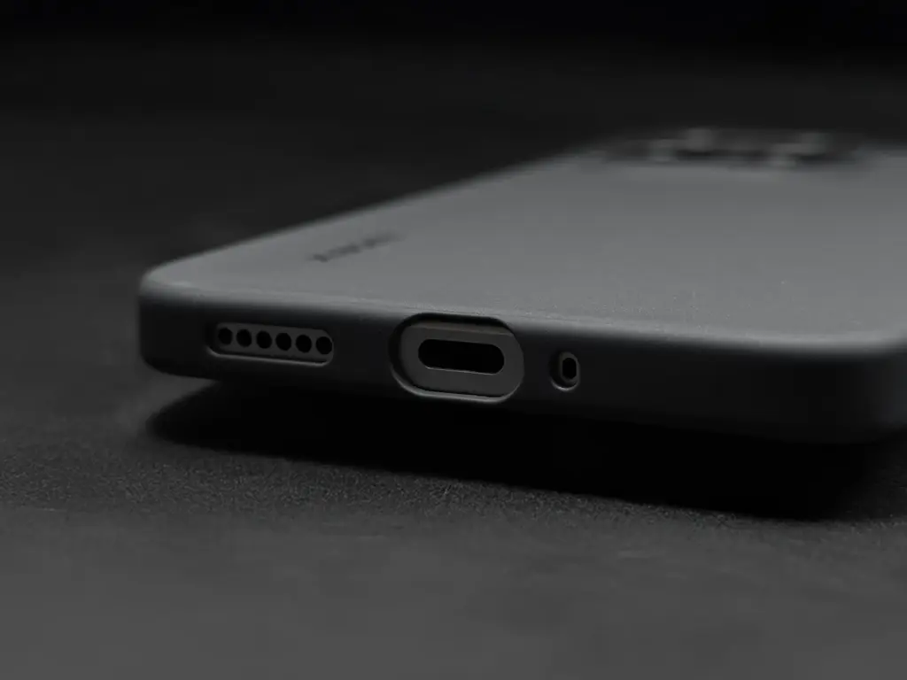 Xiaomi 15Tに付属ケースを装着して下部のホール部分を撮影
