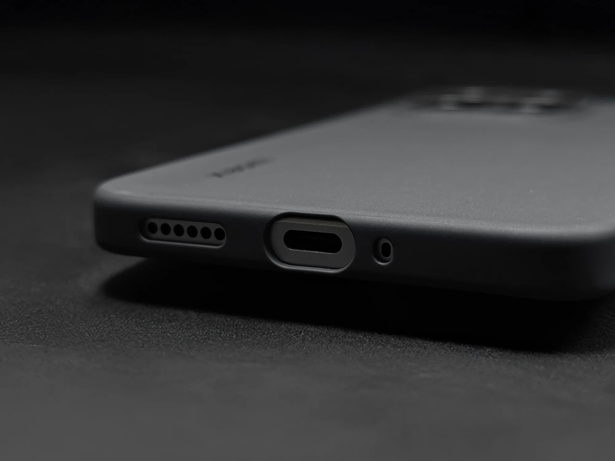 Xiaomi 15Tに付属ケースを装着して下部のホール部分を撮影