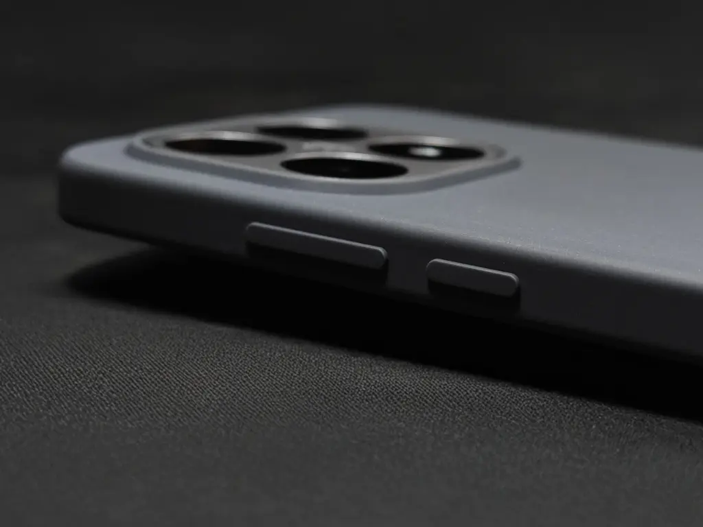Xiaomi 15Tに付属ケースを装着してボタン部分を撮影