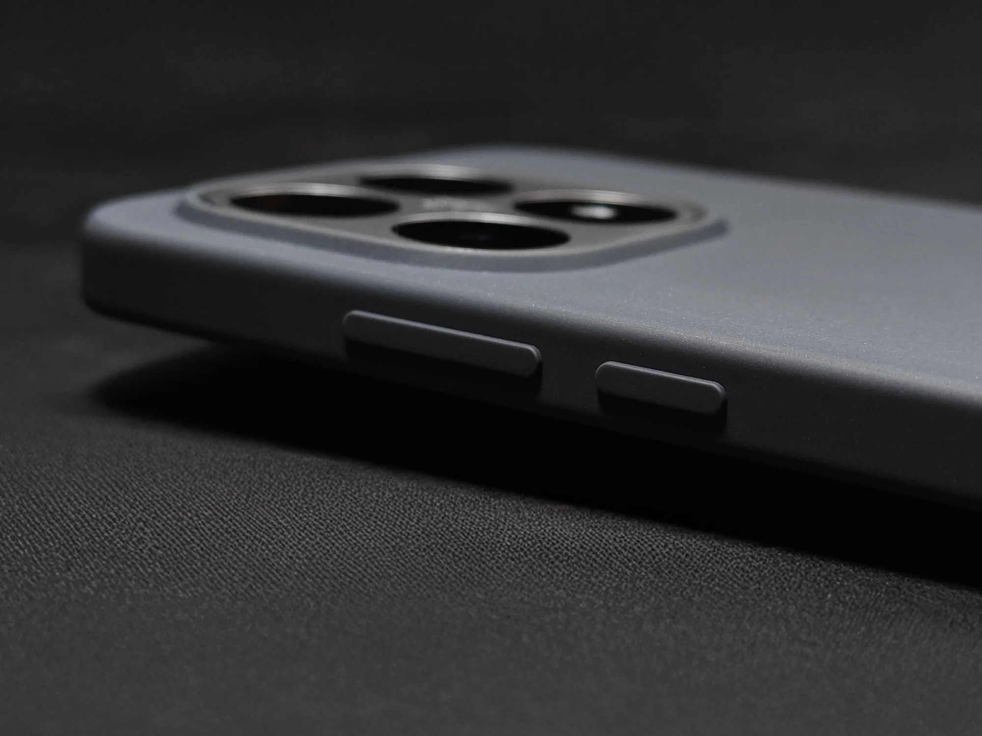 Xiaomi 15Tに付属ケースを装着してボタン部分を撮影