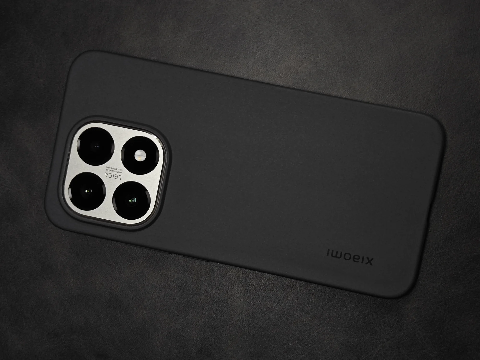 Xiaomi 15Tに付属ケースを装着して上から撮影