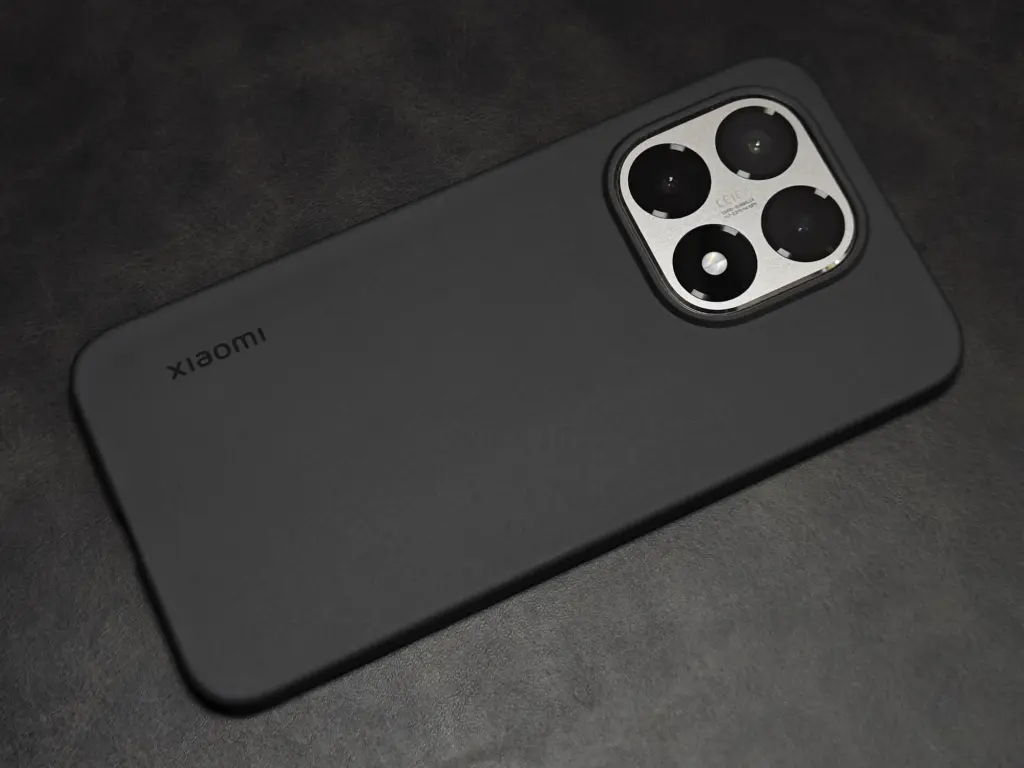 Xiaomi 15Tに付属ケースを装着して上から撮影