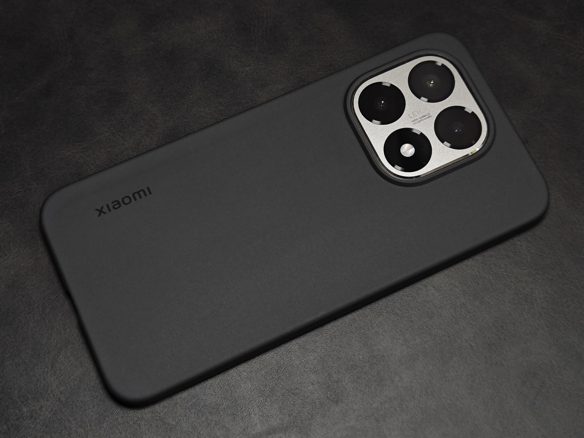 Xiaomi 15Tに付属ケースを装着して上から撮影