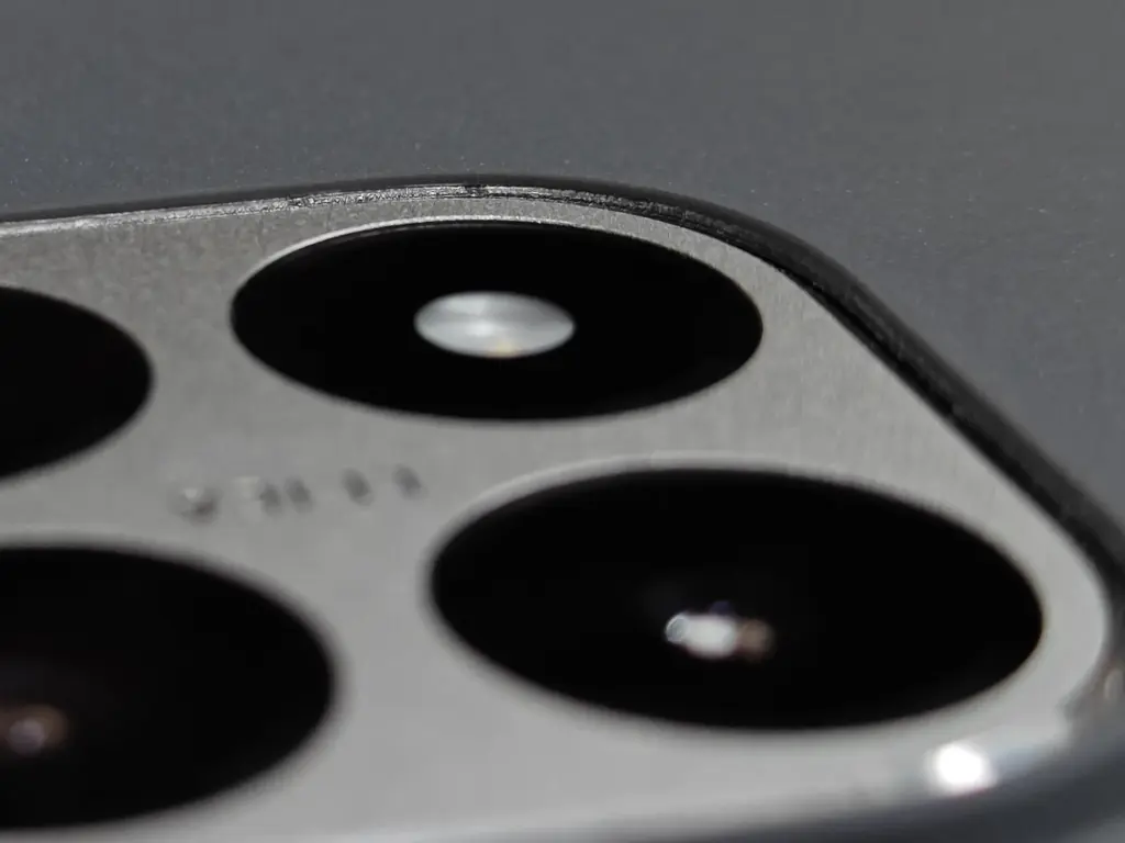 Xiaomi 15Tに付属ケースを装着してカメラ部分を撮影