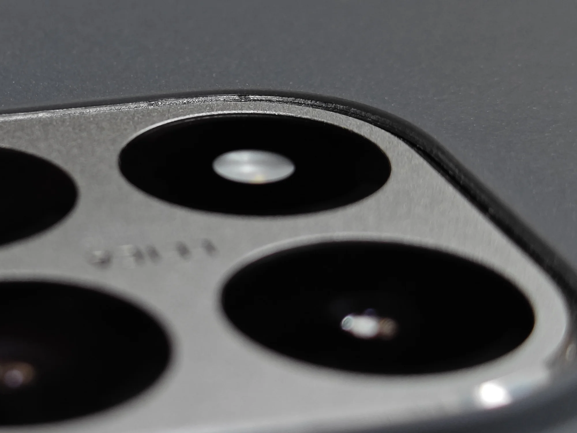 Xiaomi 15Tに付属ケースを装着してカメラ部分を撮影