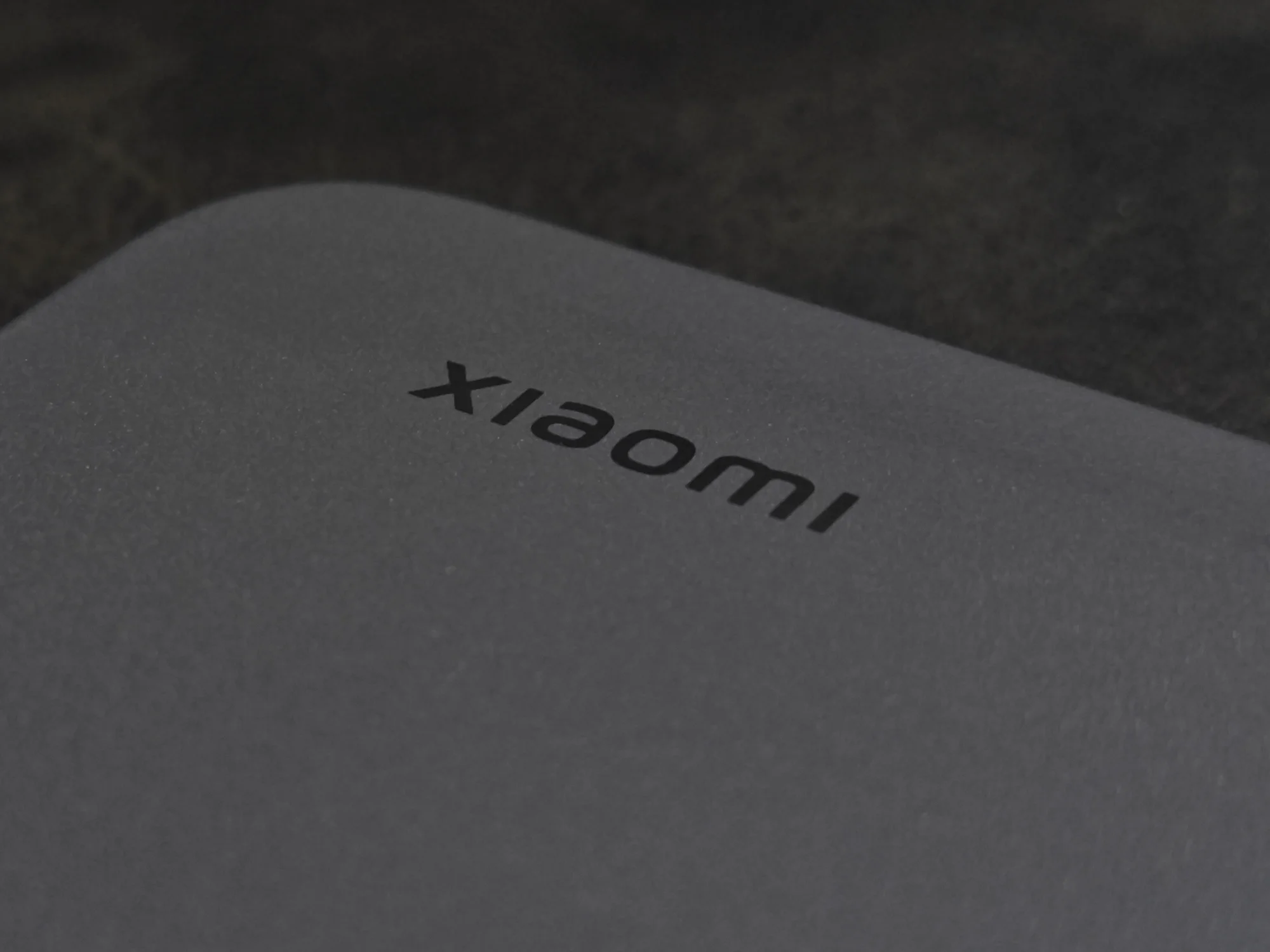 Xiaomi 15Tに付属ケースを装着してロゴ部分を撮影