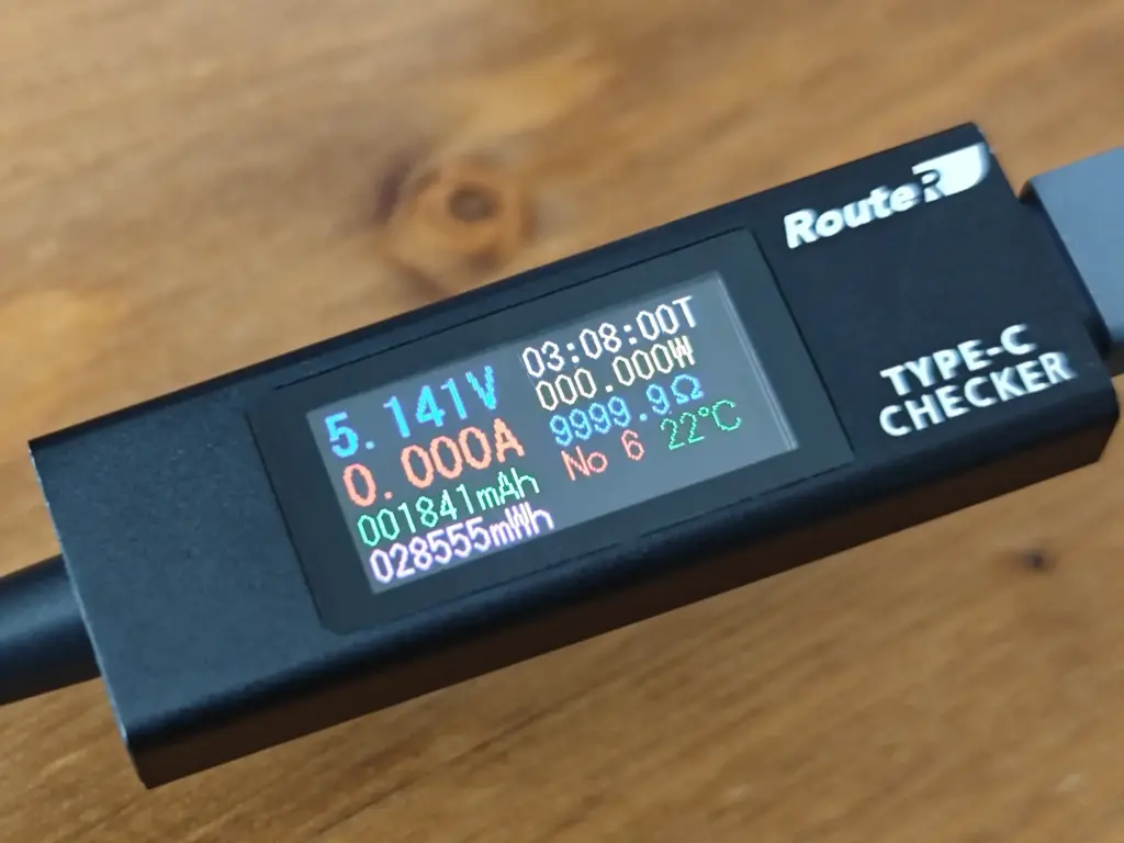 Route RのUSB Type-Cチェッカーで給電状態を計測。画面に5.141V、0.000A、0.000Wなどが表示されている。