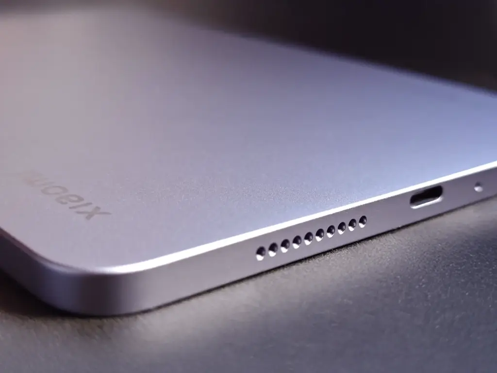 Xiaomi Pad Mini側面のクローズアップ。スピーカー穴とUSB Type-Cポートのディテール。パープル/ブルーグレーの筐体の質感も見える。