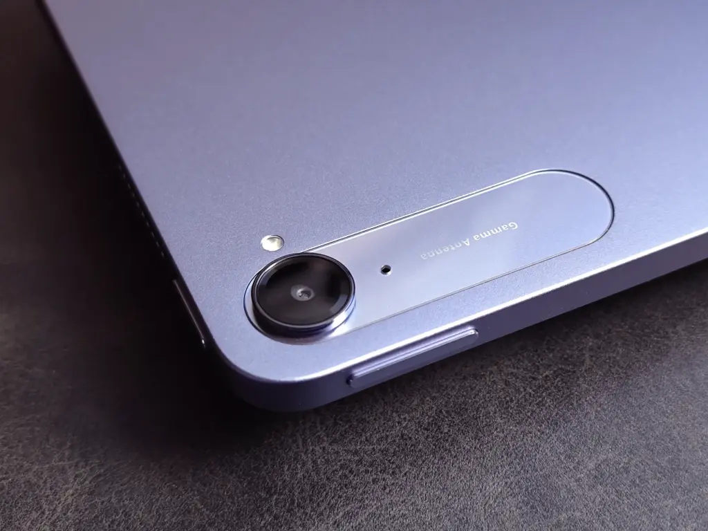 Xiaomi Pad Mini背面にある、メインカメラモジュールと「Gamma Antenna」と表記されたアンテナ部分のクローズアップ。