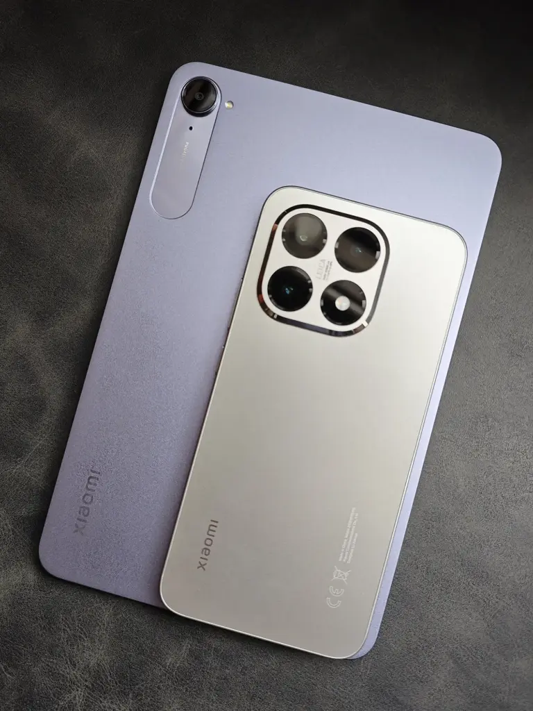 Xiaomi Pad MiniとXiaomi 15Tのサイズ比較。Xiaomi Pad Mini背面に、Xiaomi 15Tが重ねて置かれている。