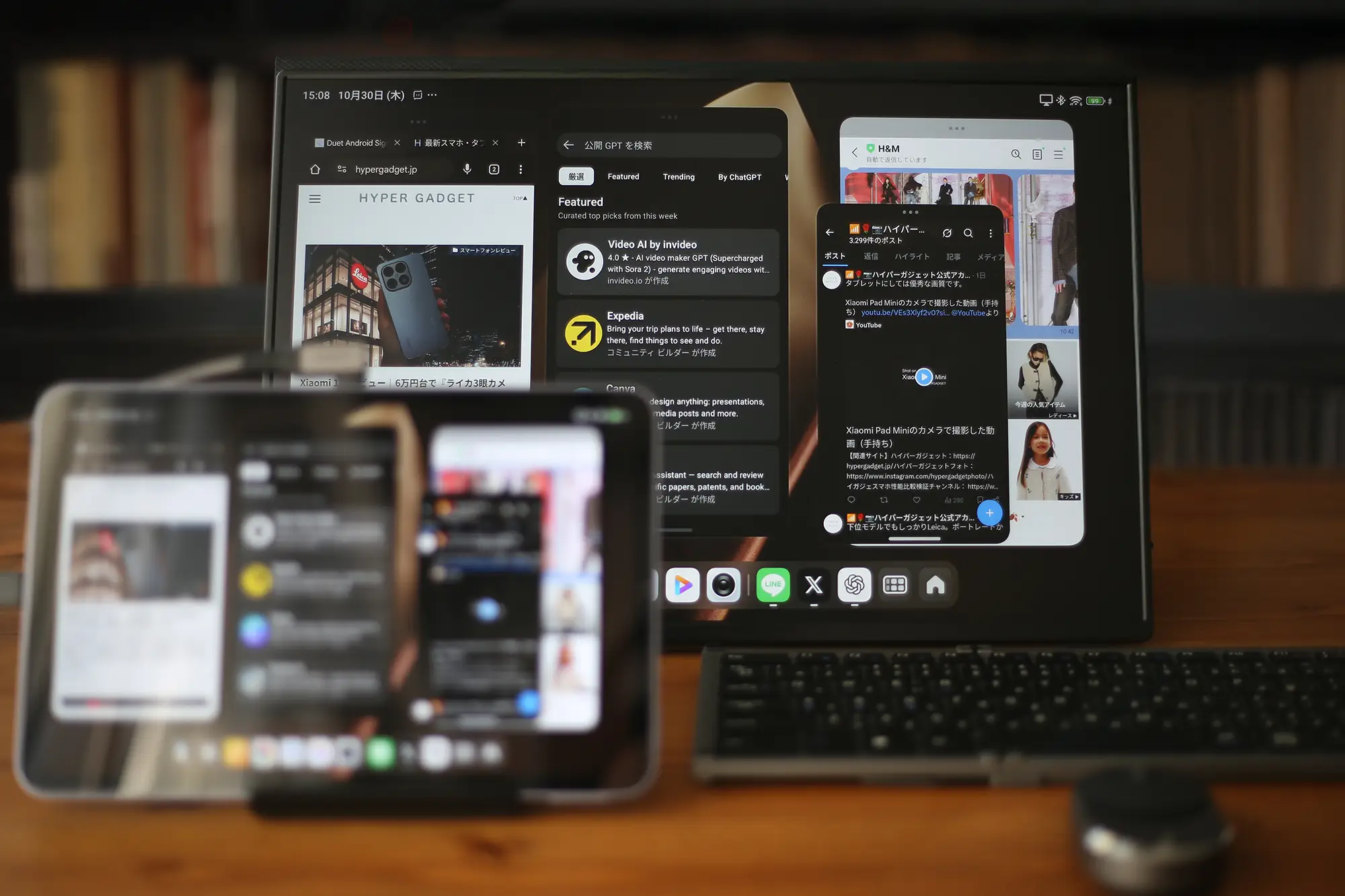 タブレットを外部モニターに接続し、PCモード(デスクトップモード)で利用しているマルチタスク環境。モニター画面上にはWeb、ChatGPT、SNSなど複数のアプリウィンドウが表示されている。