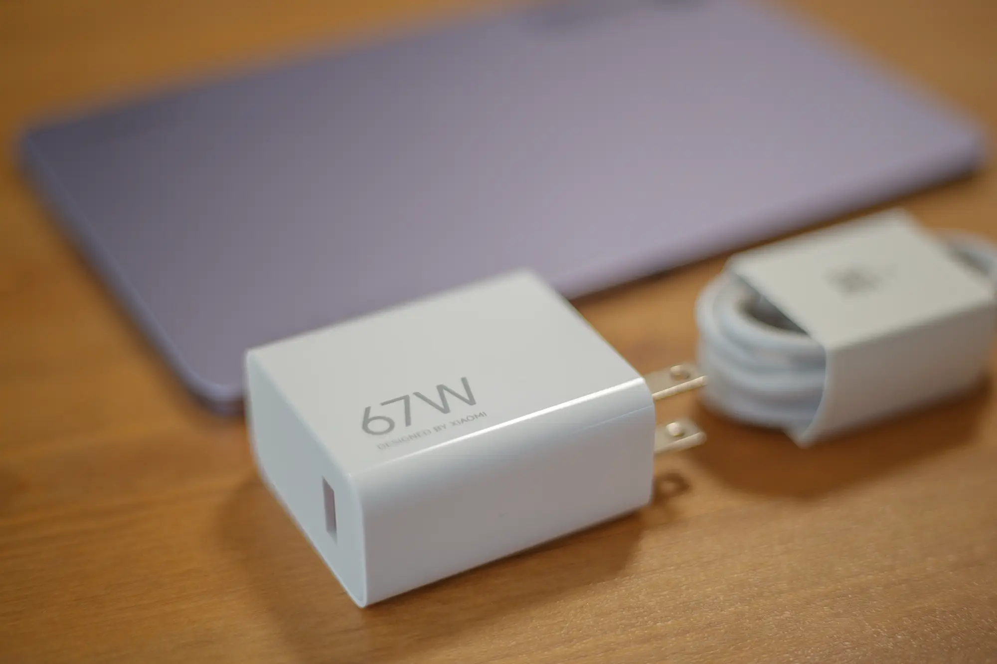 Xiaomi製67W急速充電器と充電ケーブル、紫色のデバイス本体(タブレット/スマートフォン)の付属品