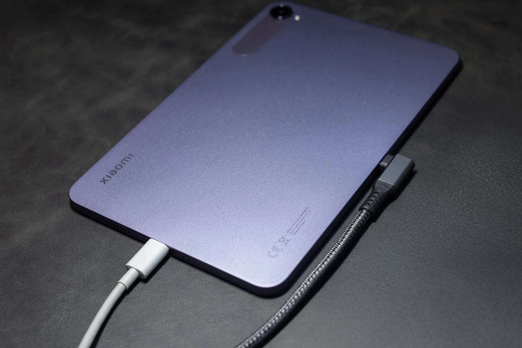 Xiaomi製タブレットのUSB Type-Cポートに、充電用の白いケーブルと映像出力用の黒い編み込みケーブルの2本が接続されている背面写真。