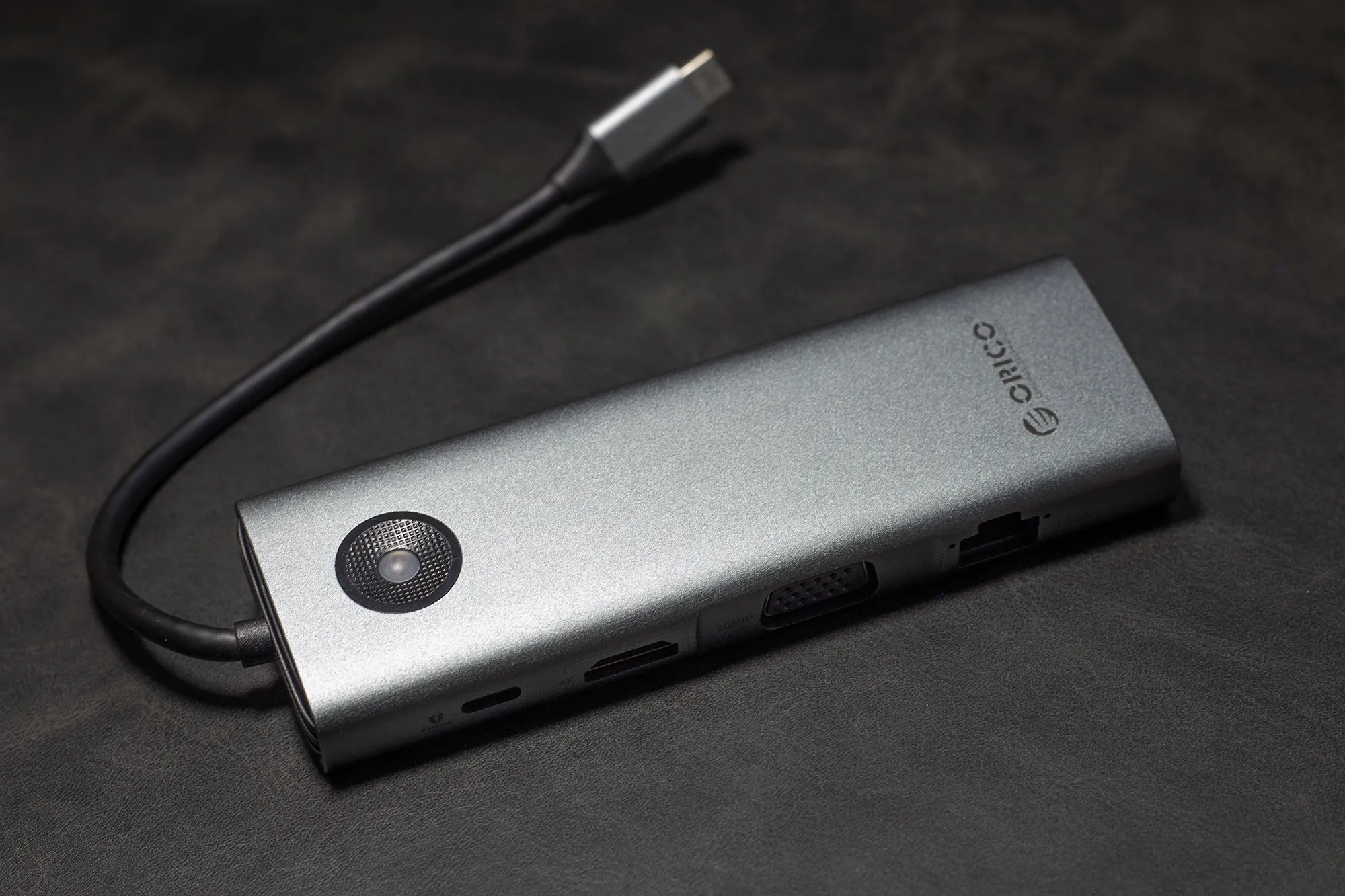 ORICO製の多機能USB Type-Cハブ(ドッキングステーション)。HDMI、VGA、USBポートなどの複数のポートを搭載したメタリックグレーのアダプター。
