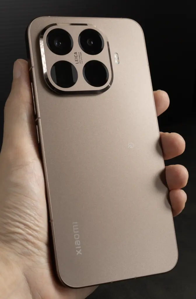 Xiaomi 15T Proのゴールドカラー背面、Leica監修クアッドカメラの接写