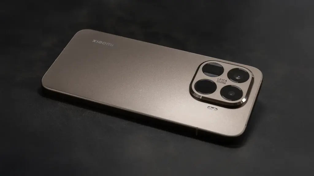 Xiaomi 15T Proのフラットな背面デザインと高級感のある質感