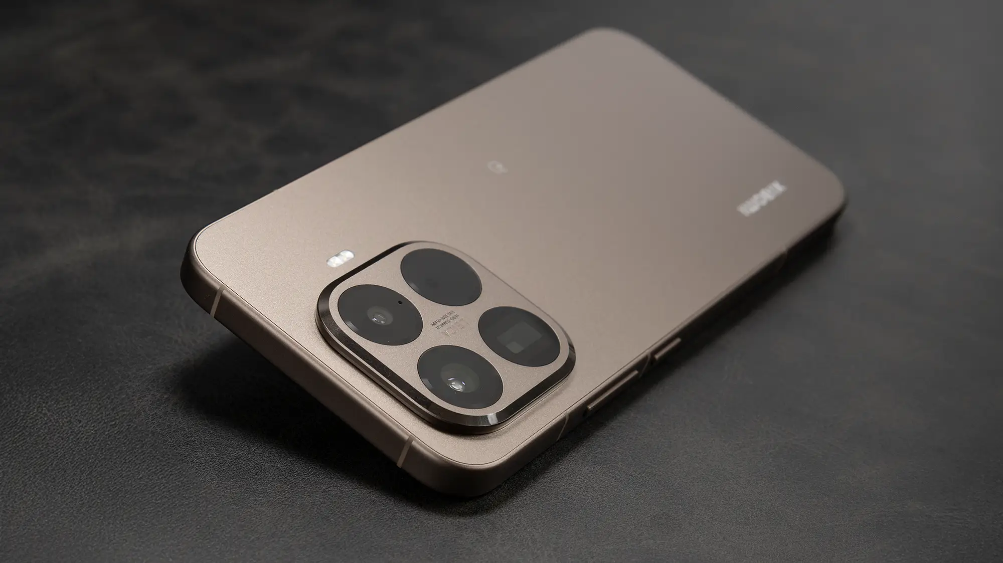 Xiaomi 15T Pro斜め上から