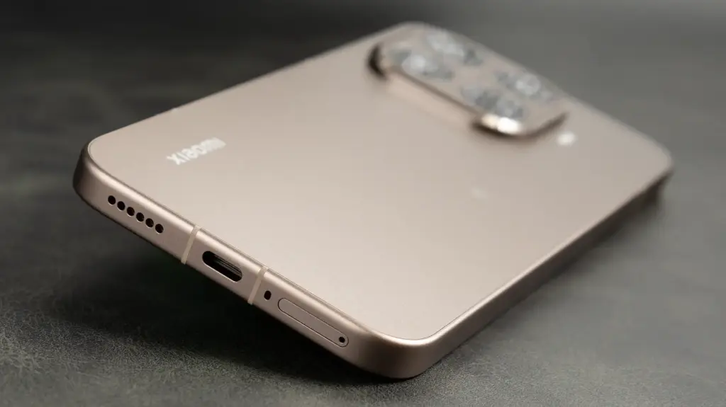 Xiaomi 15T Proの底面デザイン、USB Type-Cポートとスピーカー配置のクローズアップ