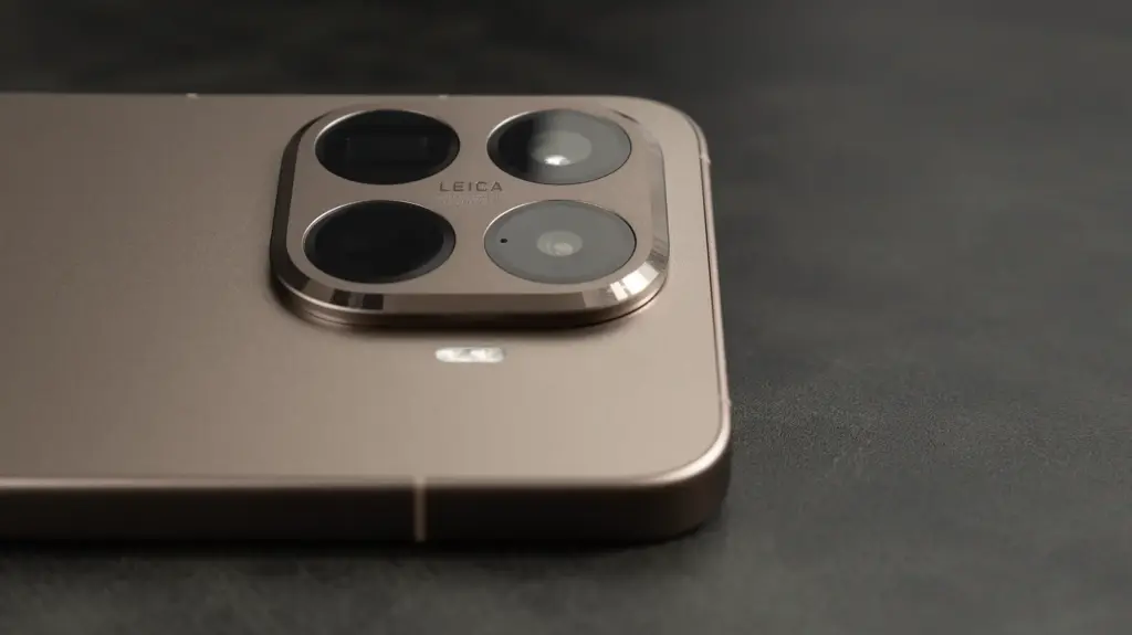 Xiaomi 15T Proのリアカメラ構成とフラッシュ配置が分かる背面デザイン