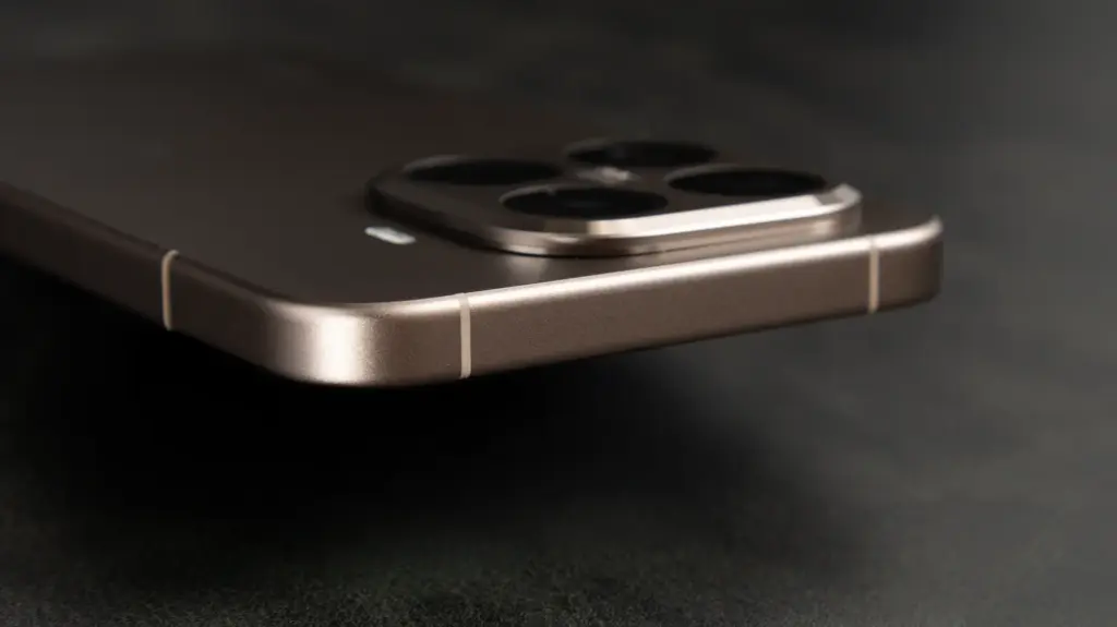 Xiaomi 15T ProのLeica監修カメラバンプの厚みと出っ張りを確認できる側面