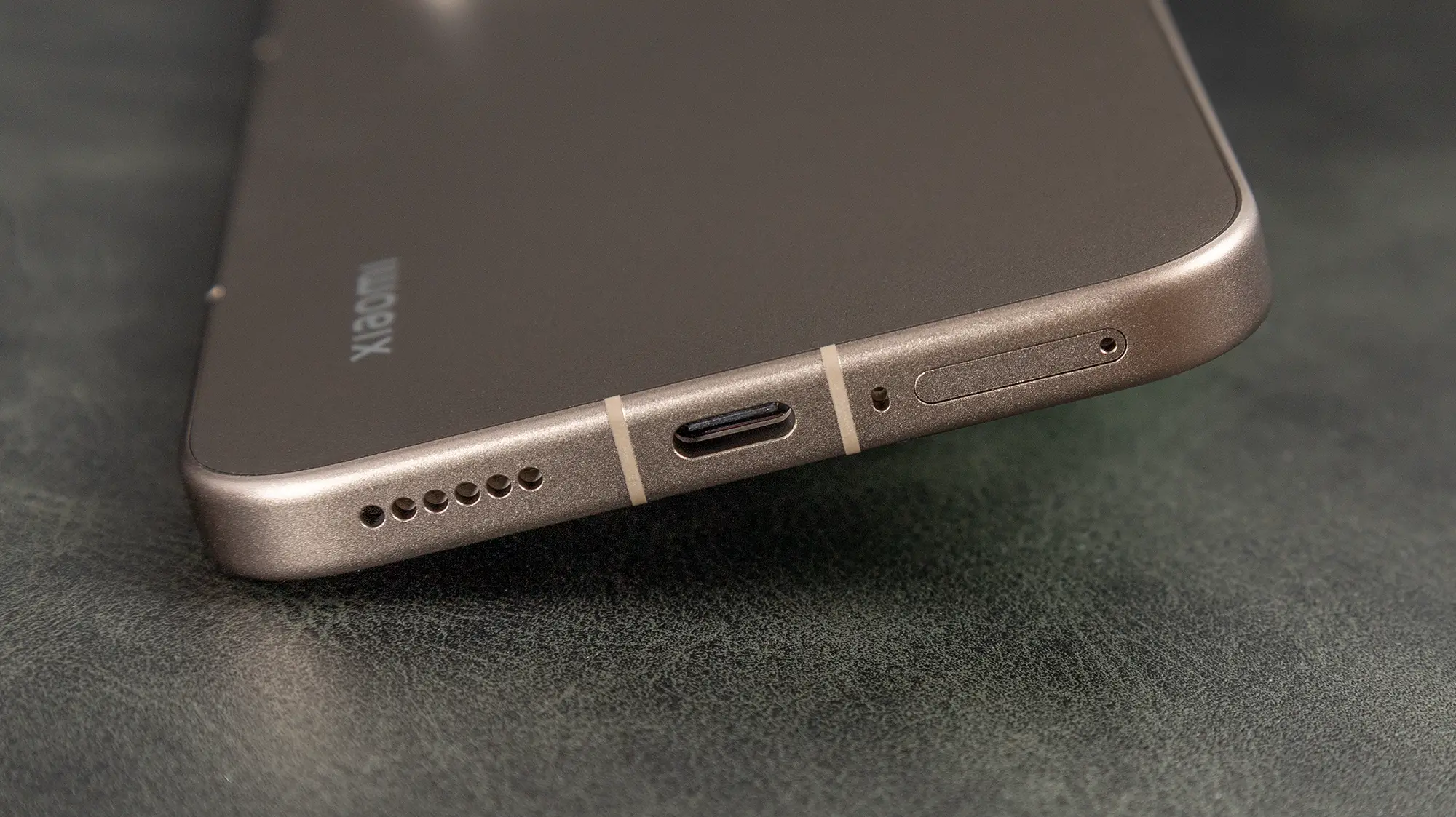 Xiaomi 15T Pro下部