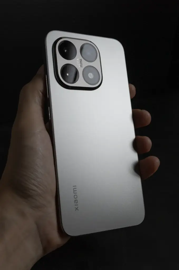 Xiaomi 15Tを手に持って撮影。背面