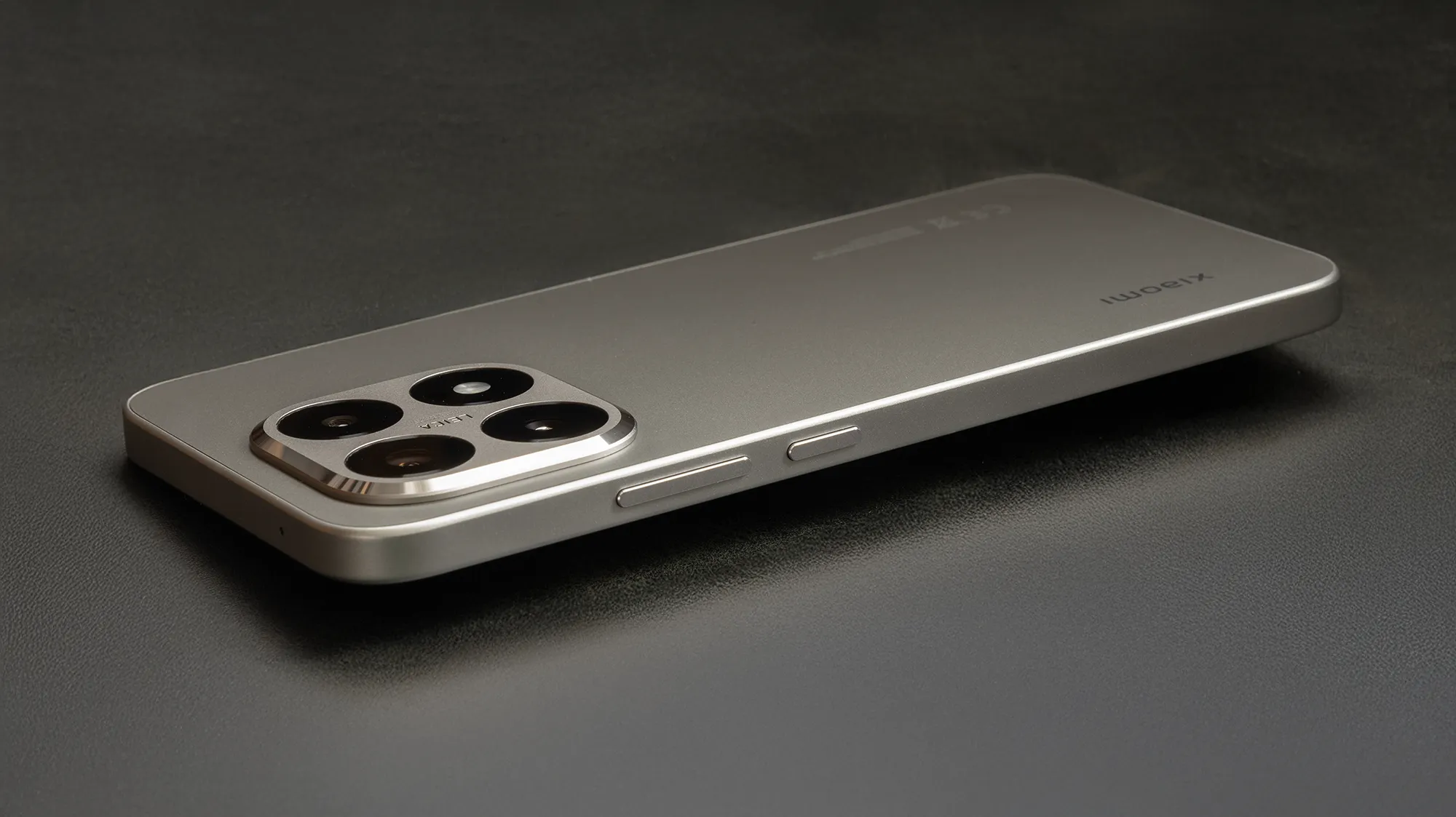 Xiaomi 15Tを少し浮かせて撮影した画像