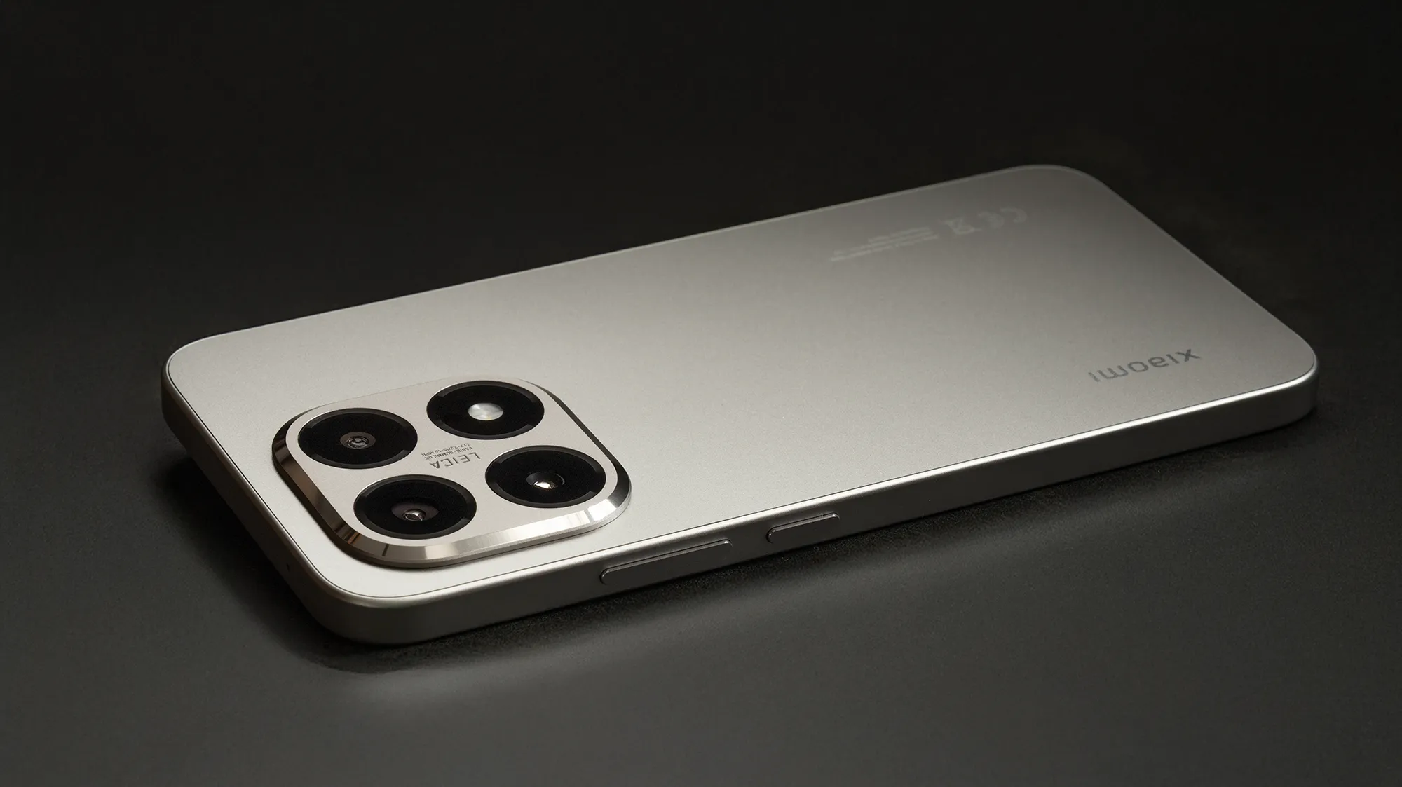 Xiaomi 15Tを斜めに撮影した画像