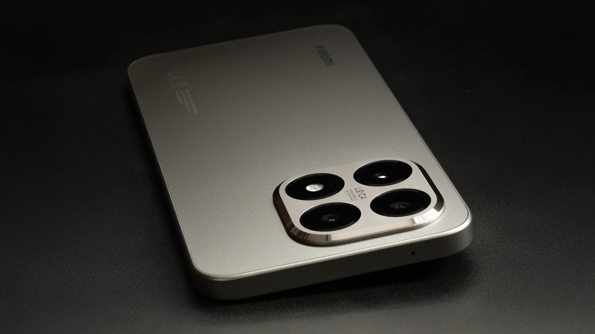 Xiaomi 15Tを手前から撮影した画像