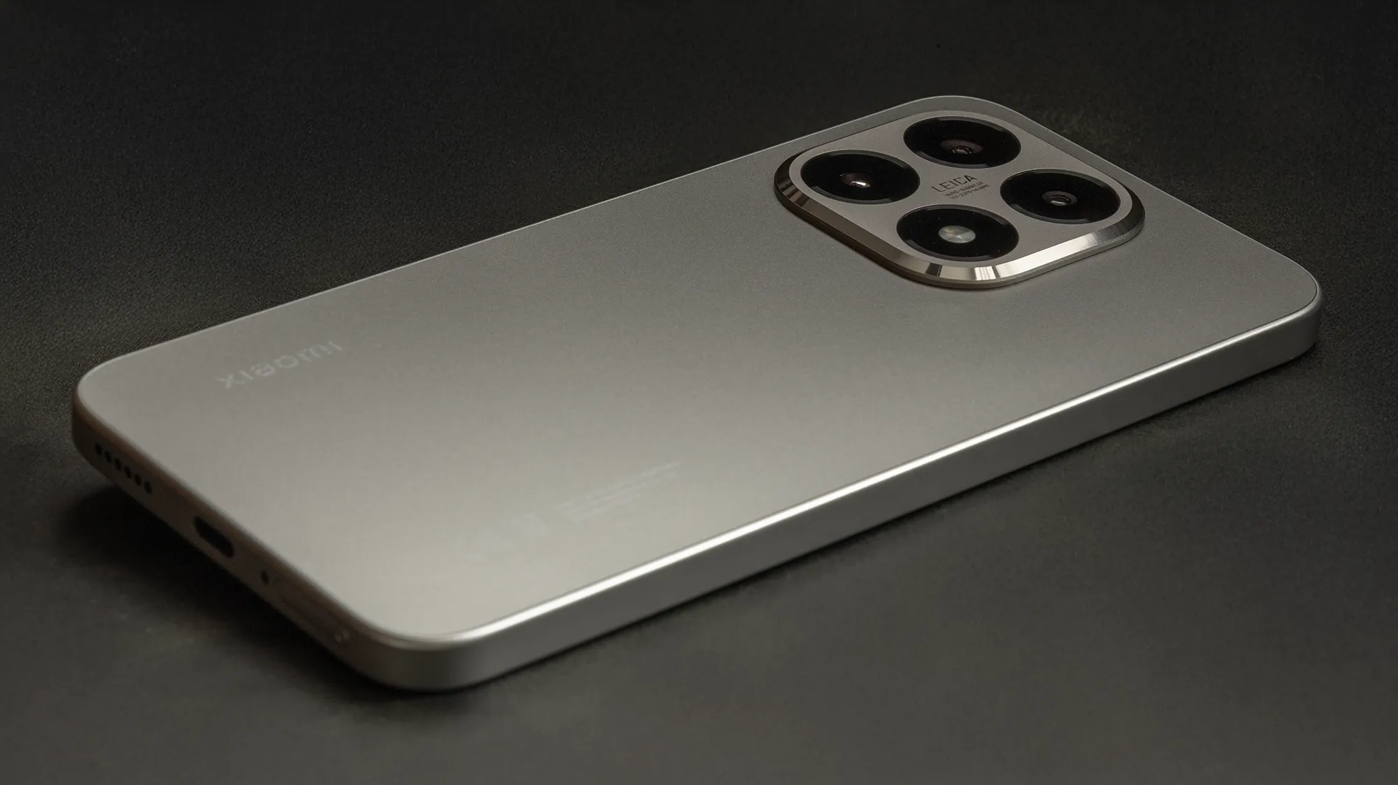 Xiaomi 15Tの背面を強調して撮影した画像