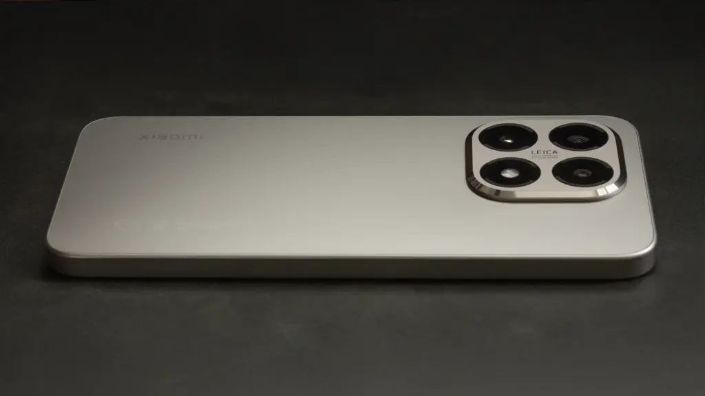 Xiaomi 15Tを斜め上から撮影した画像