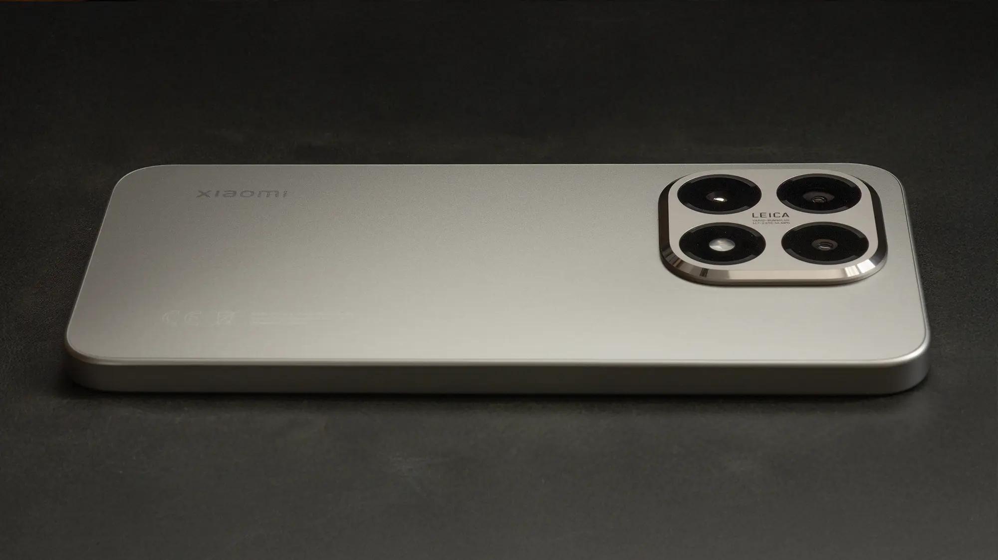 Xiaomi 15Tを斜め上から撮影した画像