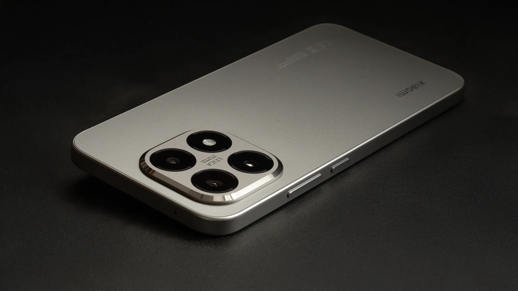 Xiaomi 15Tを斜上から撮影した画像