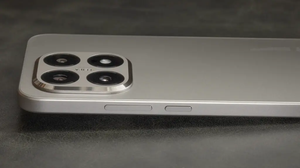 Xiaomi 15Tを横から撮影した画像