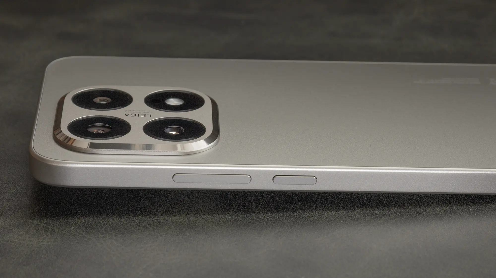 Xiaomi 15Tを横から撮影した画像