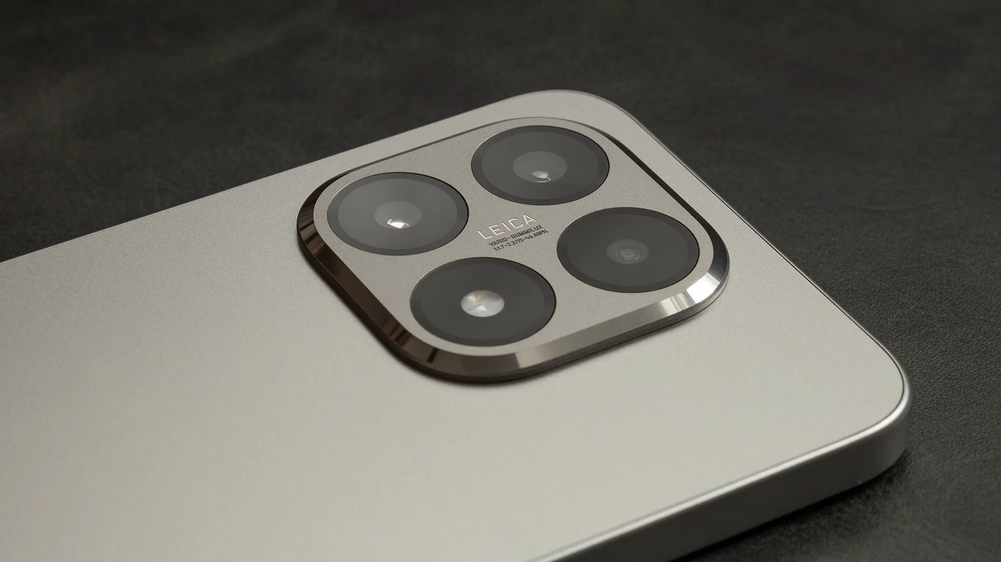 Xiaomi 15Tのカメラ部分を強調した画像