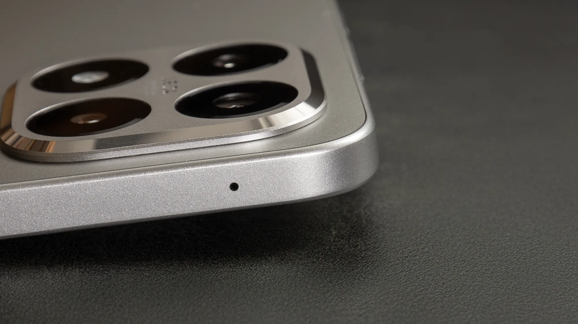 Xiaomi 15Tの上フレーム部分