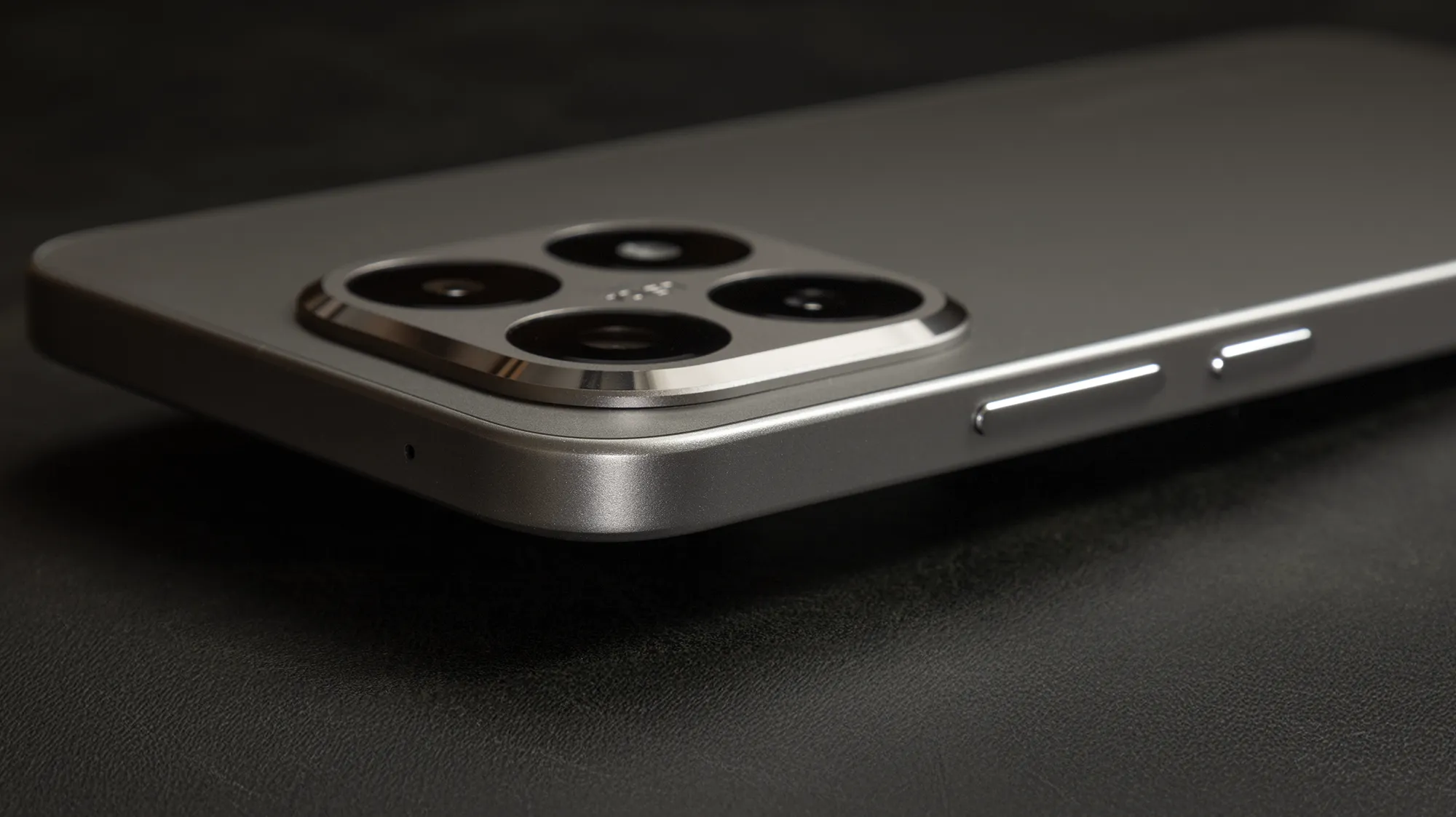 Xiaomi 15Tを上斜めから撮影した画像