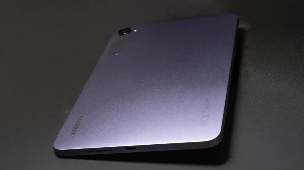 Xiaomi Pad Miniの背面全体写真。マットな質感で、下部側面のスピーカー穴とUSBポート、背面カメラが見えるデザインレビュー。