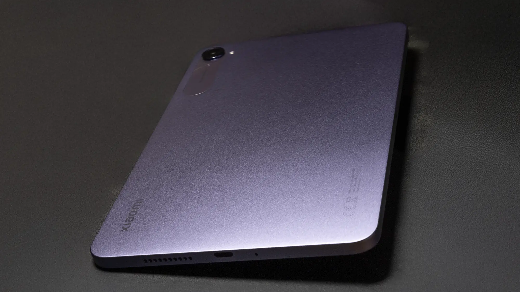 Xiaomi製タブレットのパープル/ブルーグレーの背面全体写真。マットな質感で、下部側面のスピーカー穴とUSBポート、背面カメラが見えるデザインレビュー。
