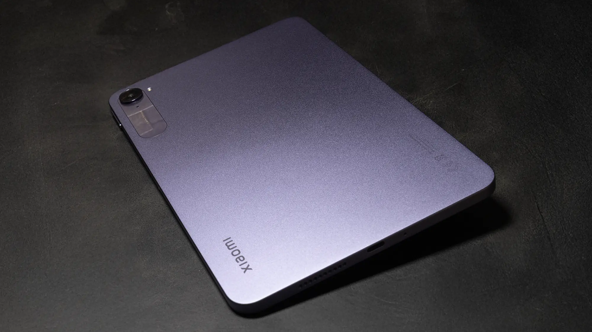 Xiaomi製タブレットのパープル/ブルーグレーの背面全体写真。横向きロゴ、メインカメラモジュール、側面スピーカー穴、マットな質感のデザインレビュー。